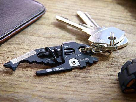 multitool klein goedkoop Kopen gadget sinterklaas kerst cadeau tip sleutelhanger boa handhaver htv student politie handhaving handig kadootje kado pen lampje lichtje zaklamp kleinigheid boa douane koninklijke marechaussee true Utility handige nuttig presentje sint wannahave buy kaufen polizei police giftbox sleutelhanger